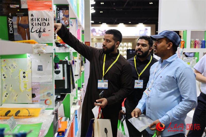 國(guó)際客商在展會(huì)上挑選中國(guó)商品。人民網(wǎng)記者 張志文攝