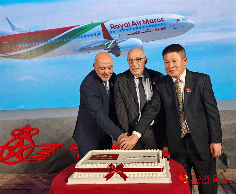 中摩雙方嘉賓共同切蛋糕，慶祝兩國(guó)直飛復(fù)航。人民網(wǎng)記者 李琰攝