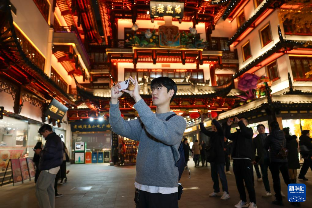 12月25日，韓國游客金敏炯在上海豫園商城拍照。新華社記者 王翔 攝