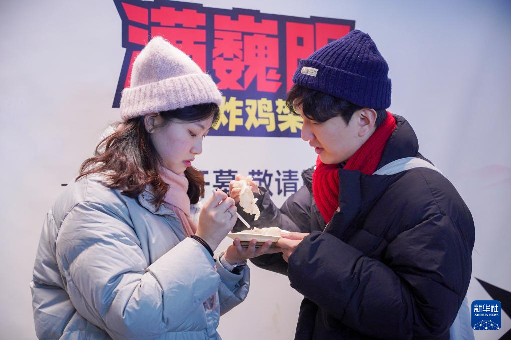 12月25日，韓國游客在上海豫園商城品嘗美食。新華社記者 王翔 攝