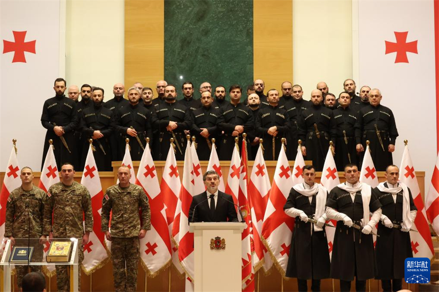 12月29日，格魯吉亞當選總統(tǒng)米哈伊爾·卡韋拉什維利（前中）在首都第比利斯舉行的就職典禮上講話。新華社發(fā)（格魯吉亞議會辦公廳供圖）