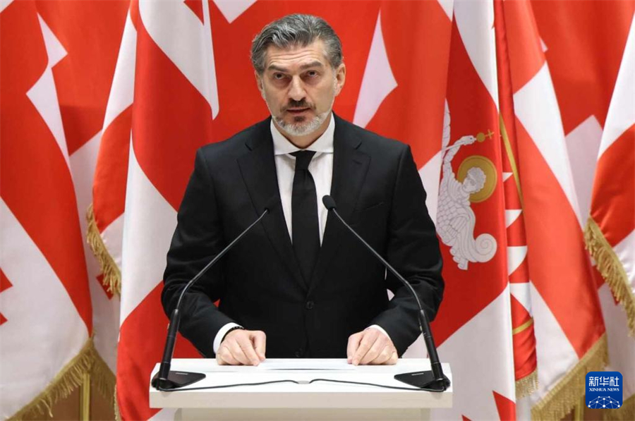 12月29日，格魯吉亞當(dāng)選總統(tǒng)米哈伊爾·卡韋拉什維利在首都第比利斯舉行的就職典禮上講話。新華社發(fā)（格魯吉亞議會(huì)辦公廳供圖）