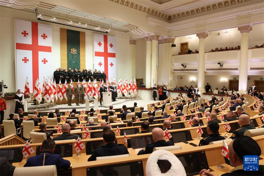 這是12月29日在格魯吉亞首都第比利斯拍攝的當(dāng)選總統(tǒng)米哈伊爾·卡韋拉什維利就職典禮現(xiàn)場(chǎng)。新華社發(fā)（格魯吉亞議會(huì)辦公廳供圖）