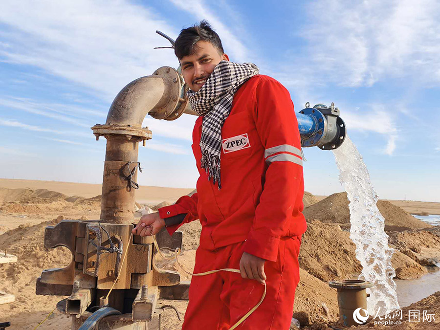 出水了！當(dāng)?shù)貑T工興奮不已。人民網(wǎng)記者 黃培昭攝