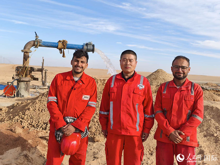 副總經(jīng)理李加虎與埃及員工在打好的水井前合影。人民網(wǎng)記者 黃培昭攝