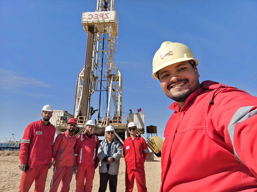 記者與鉆井隊中外員工合影。穆斯塔法攝