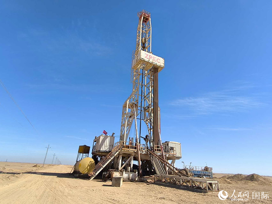 直沖云霄的鉆井塔架。人民網(wǎng)記者 黃培昭攝