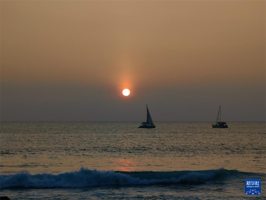 這是12月26日在斯里蘭卡科倫坡加勒菲斯綠地拍攝的印度洋海上落日風光（手機照片）。新華社記者 陳冬書 攝