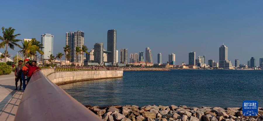 這是12月26日在斯里蘭卡科倫坡拍攝的科倫坡港口城內(nèi)風(fēng)光（手機(jī)照片）。新華社記者 陳冬書(shū) 攝