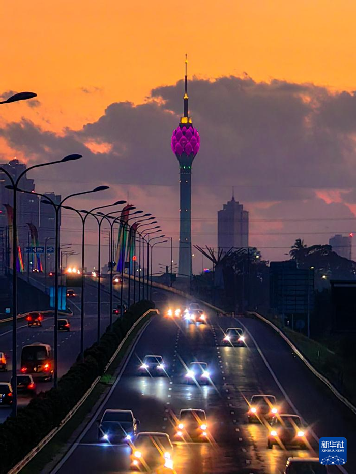 這是12月25日在斯里蘭卡科倫坡拍攝的夜景（手機(jī)照片）。新華社記者 陳冬書 攝