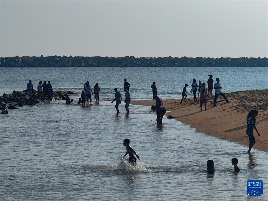12月26日，孩子們?cè)谒估锾m卡科倫坡港口城內(nèi)下水嬉戲（手機(jī)照片）。新華社記者 陳冬書 攝