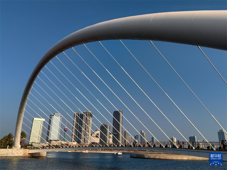 這是12月26日在斯里蘭卡科倫坡拍攝的科倫坡港口城內(nèi)風光（手機照片）。新華社記者 陳冬書 攝