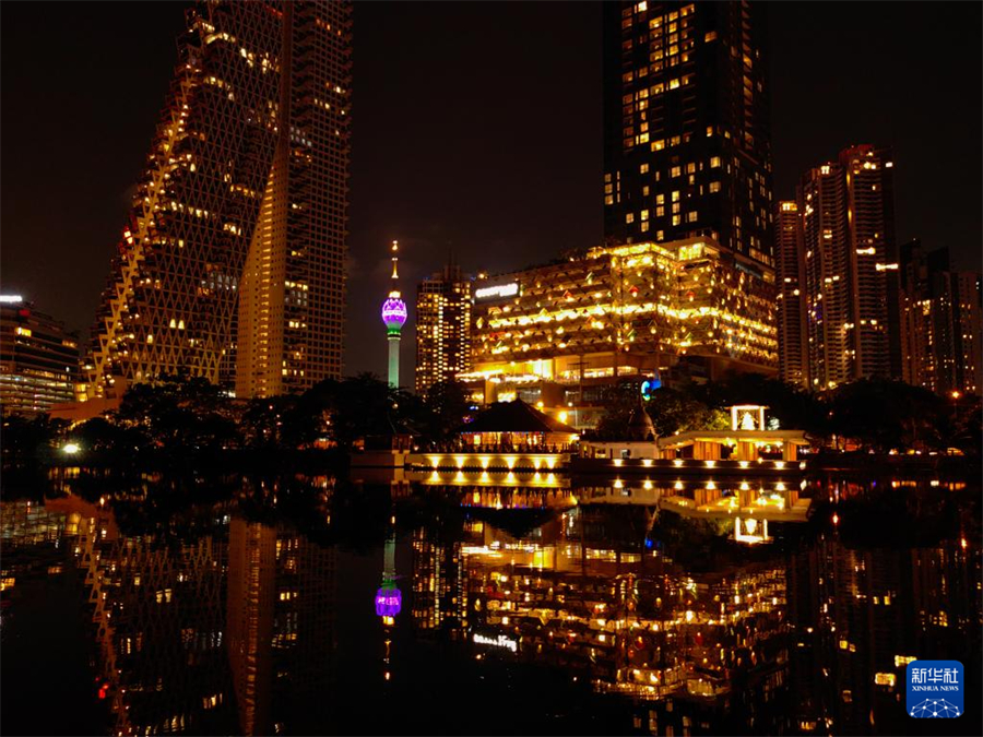 這是12月12日在斯里蘭卡科倫坡貝拉湖邊拍攝的城市夜景（手機(jī)照片）。新華社記者 陳冬書 攝