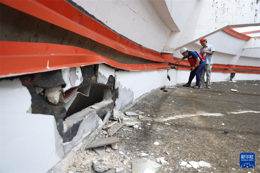 1月1日，在瓦努阿圖維拉港，中國地震局專家組成員查看一棟建筑的受損情況。新華社記者 龍雷 攝