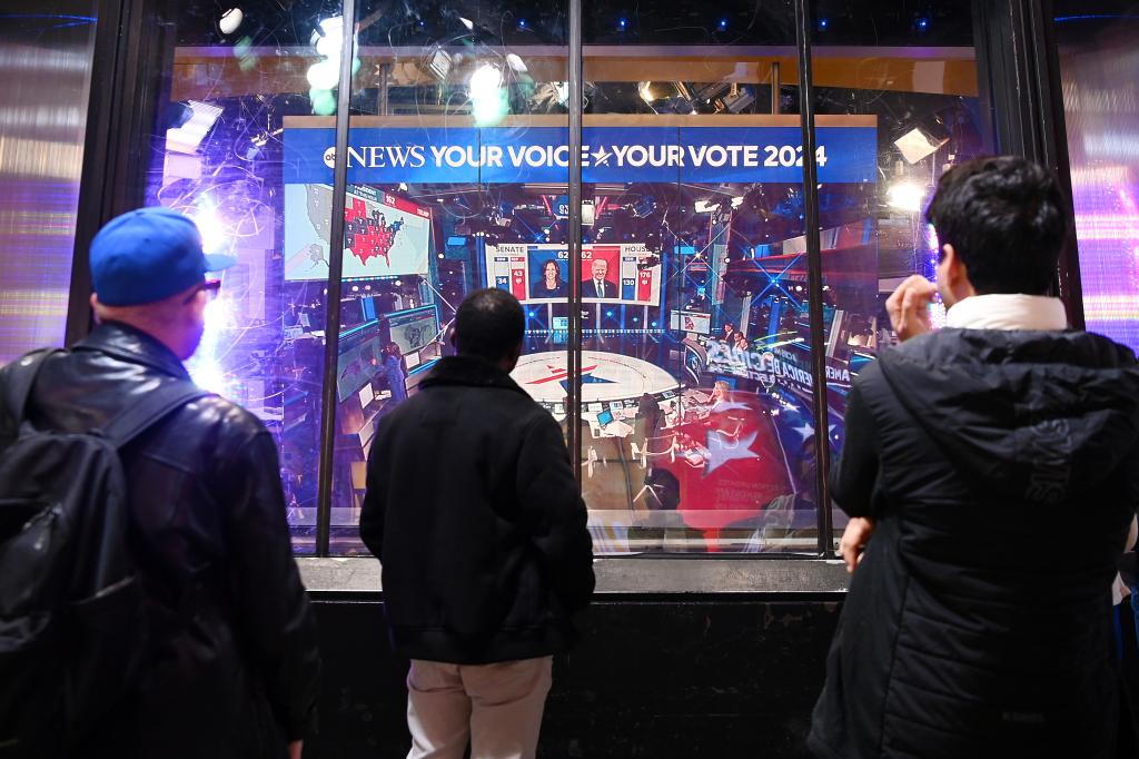 2024年11月5日，人們在美國紐約時報廣場觀看實時出口民調(diào)。新華社記者 李睿 攝