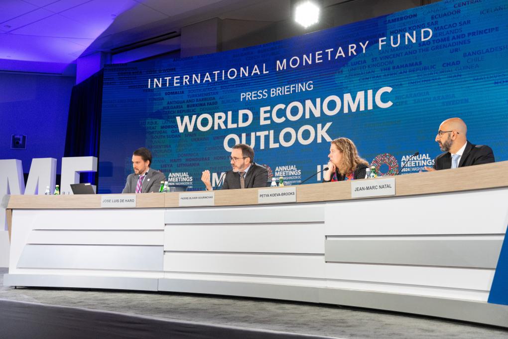 2024年10月22日，國際貨幣基金組織（IMF）在美國華盛頓舉行《世界經(jīng)濟展望報告》媒體發(fā)布會。新華社記者 胡友松 攝