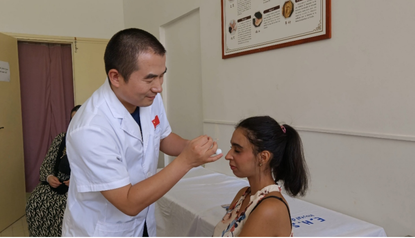 中國醫(yī)生為患者針灸治療。中國援阿爾及利亞醫(yī)療隊供圖