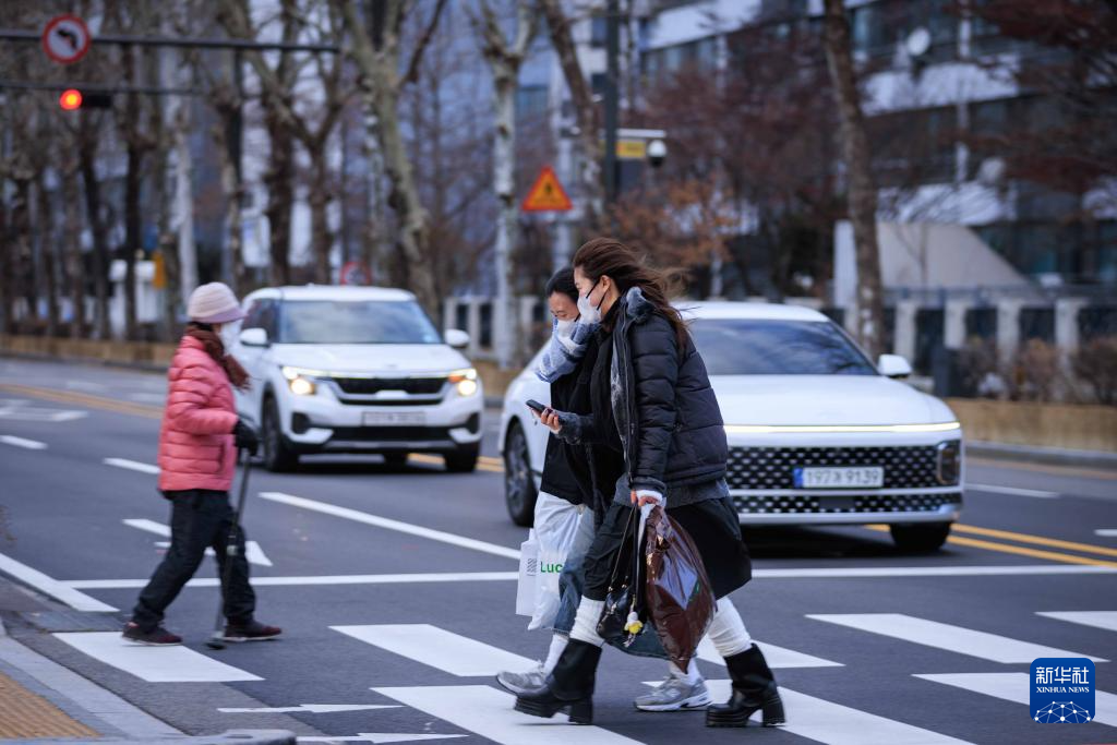 1月9日，在韓國首都首爾，人們在低溫中出行。新華社發(fā)（樸晉澤攝）