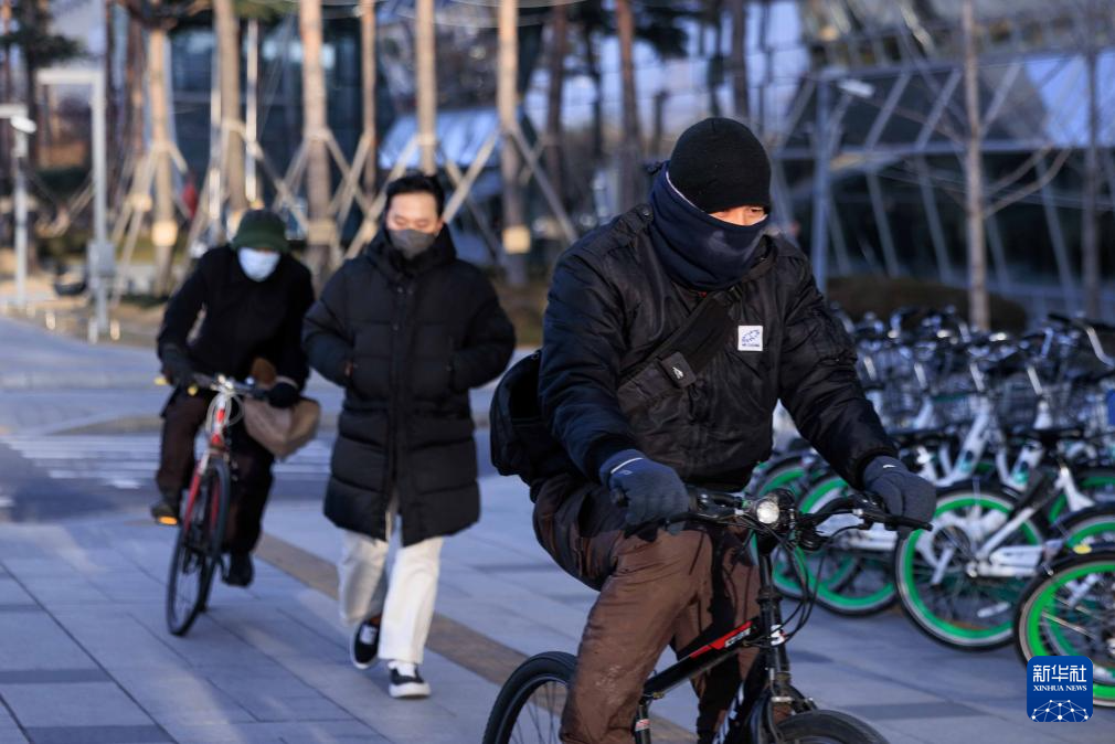 1月9日，在韓國首都首爾，人們在低溫中出行。新華社發(fā)（樸晉澤攝）