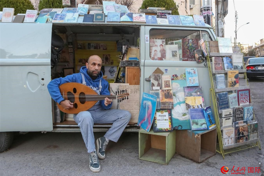 哈姆扎正在彈奏烏德琴。人民網(wǎng) 納達(dá)爾·達(dá)烏德攝