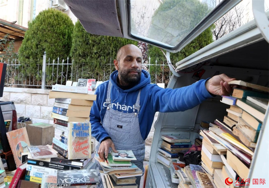 哈姆扎在整理圖書(shū)。人民網(wǎng) 納達(dá)爾·達(dá)烏德攝