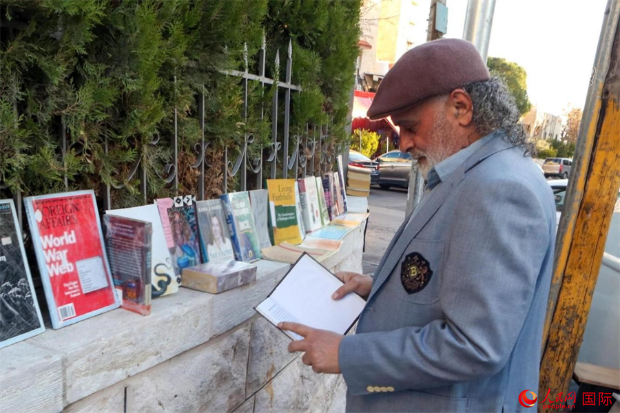 一名老者在讀書(shū)。 人民網(wǎng) 納達(dá)爾·達(dá)烏德攝