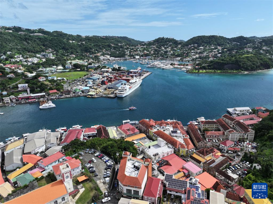 這是1月7日拍攝的格林納達(dá)首都圣喬治風(fēng)光（無(wú)人機(jī)照片）。新華社記者 趙凱 攝