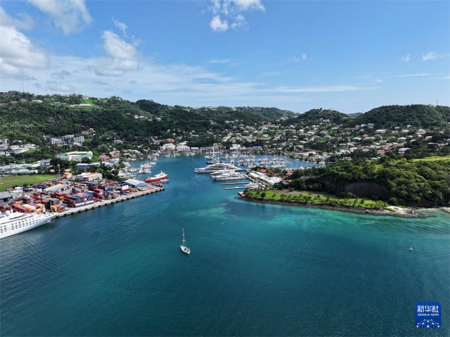 這是1月7日拍攝的格林納達(dá)首都圣喬治風(fēng)光（無人機(jī)照片）。新華社記者 趙凱 攝