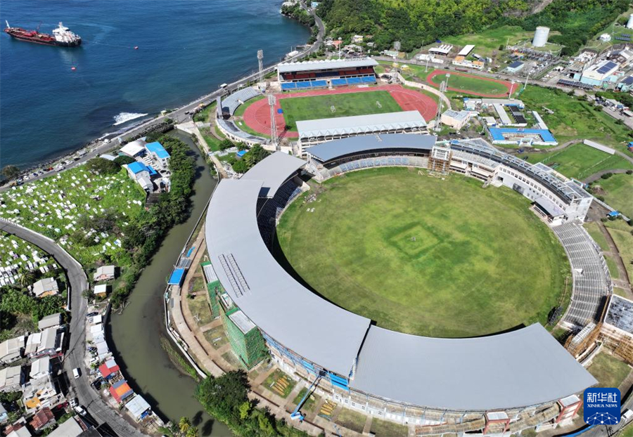這是1月6日在格林納達首都圣喬治拍攝的中國援格林納達板球場維修項目（無人機照片）。新華社記者 趙凱 攝