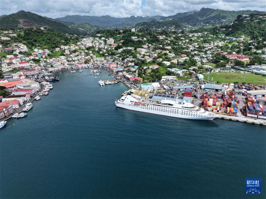 這是1月7日拍攝的格林納達(dá)首都圣喬治風(fēng)光（無人機(jī)照片）。新華社記者 趙凱 攝