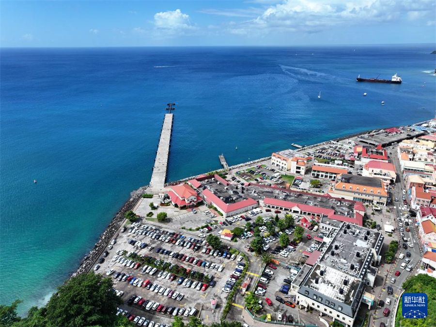 這是1月7日拍攝的格林納達(dá)首都圣喬治風(fēng)光（無(wú)人機(jī)照片）。新華社記者 趙凱 攝