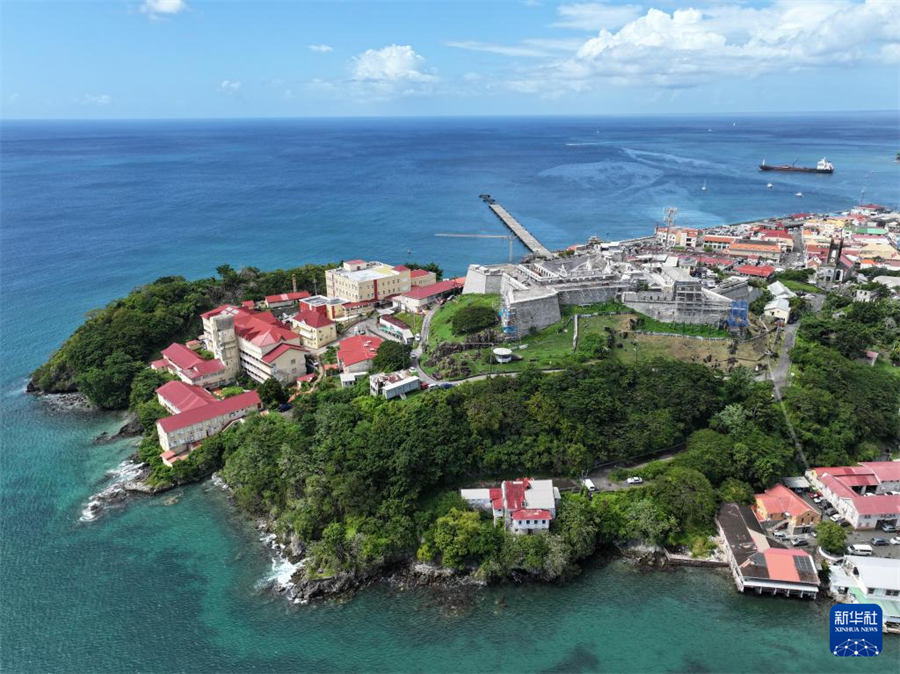 這是1月7日拍攝的格林納達(dá)首都圣喬治風(fēng)光（無(wú)人機(jī)照片）。新華社記者 趙凱 攝