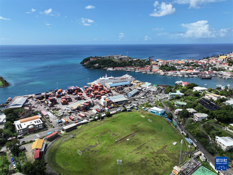 這是1月7日拍攝的格林納達(dá)首都圣喬治風(fēng)光（無人機(jī)照片）。新華社記者 趙凱 攝