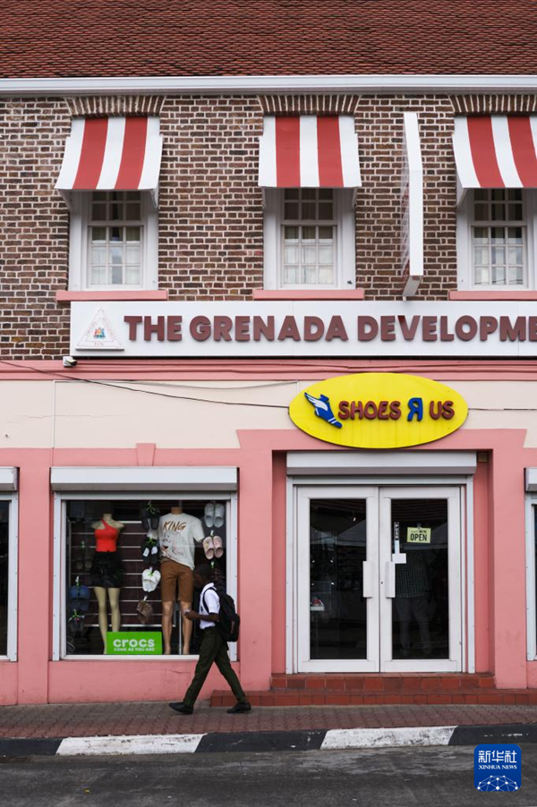 1月7日，一名男子在格林納達(dá)首都圣喬治街頭行走。新華社記者 趙凱 攝