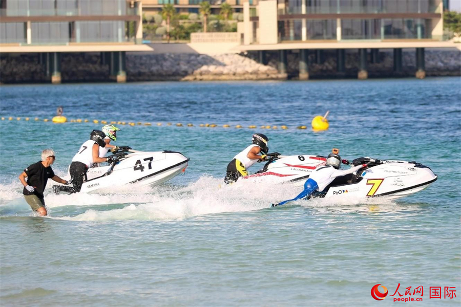 選手準(zhǔn)備開賽。人民網(wǎng) 塔里克·易卜拉欣攝