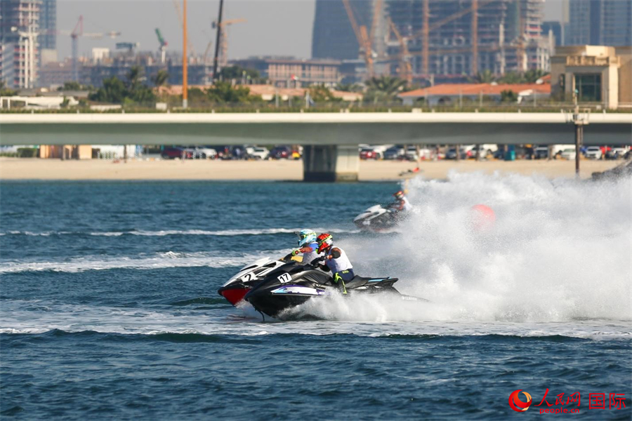 選手們奮勇爭先。人民網(wǎng) 塔里克·易卜拉欣攝