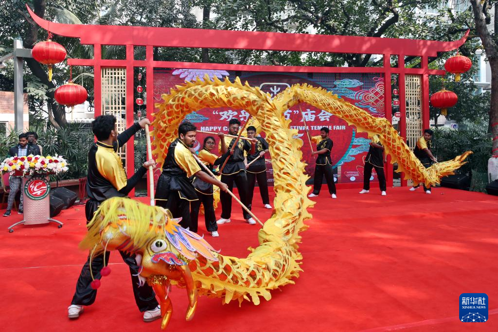 1月10日，在孟加拉國(guó)首都達(dá)卡，表演者在“歡樂(lè)春節(jié)”廟會(huì)上舞龍。新華社記者 孫楠 攝