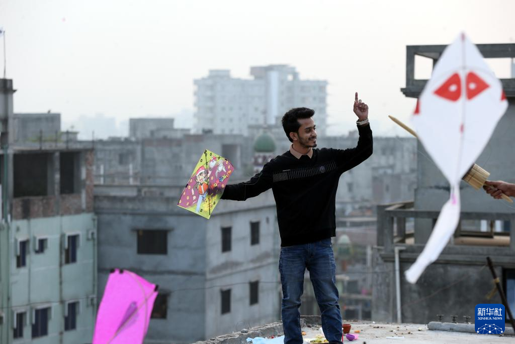 1月14日，在孟加拉國達卡，男子在屋頂放風箏。新華社發(fā)（哈比卜·拉赫曼攝）