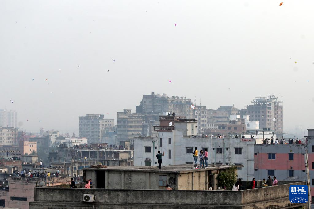 1月14日，在孟加拉國達(dá)卡，人們在屋頂放風(fēng)箏。新華社發(fā)（哈比卜·拉赫曼攝）