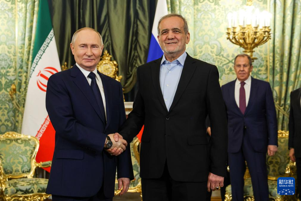 1月17日，俄羅斯總統(tǒng)普京（左）與到訪的伊朗總統(tǒng)佩澤希齊揚在莫斯科舉行會談。新華社/塔斯社