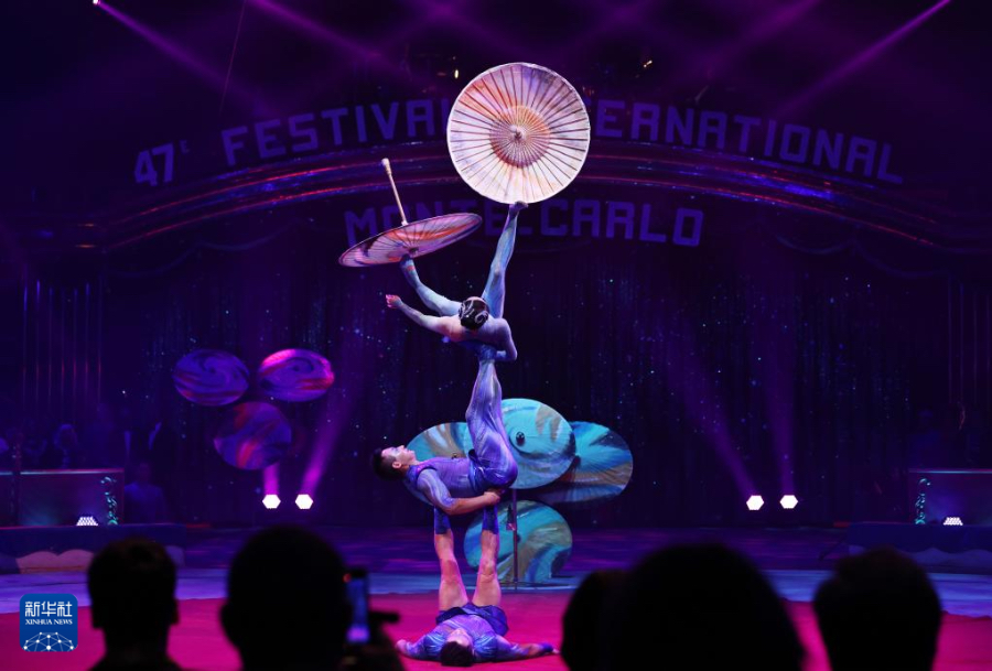 1月17日，在摩納哥舉行的第47屆蒙特卡洛國際馬戲節(jié)上，浙江雜技團(tuán)的演員表演《蹬傘》。新華社記者 高靜 攝