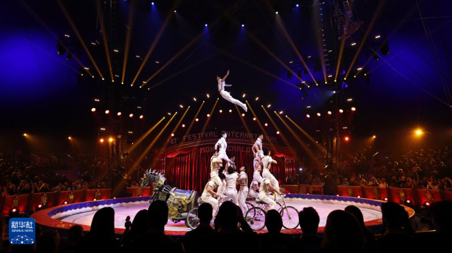 1月17日，在摩納哥舉行的第47屆蒙特卡洛國際馬戲節(jié)上，中國雜技團(tuán)的演員表演《車技》。新華社記者 高靜 攝