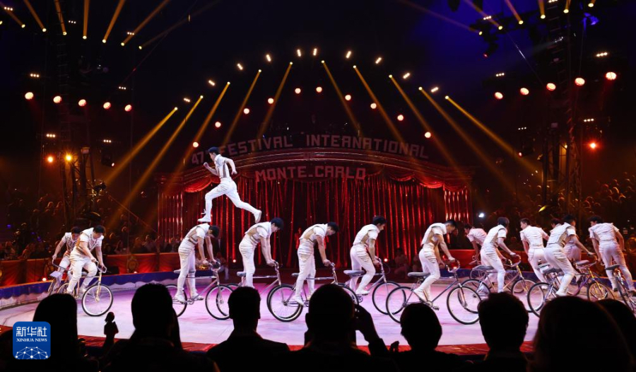 1月17日，在摩納哥舉行的第47屆蒙特卡洛國際馬戲節(jié)上，中國雜技團的演員表演《車技》。新華社記者 高靜 攝