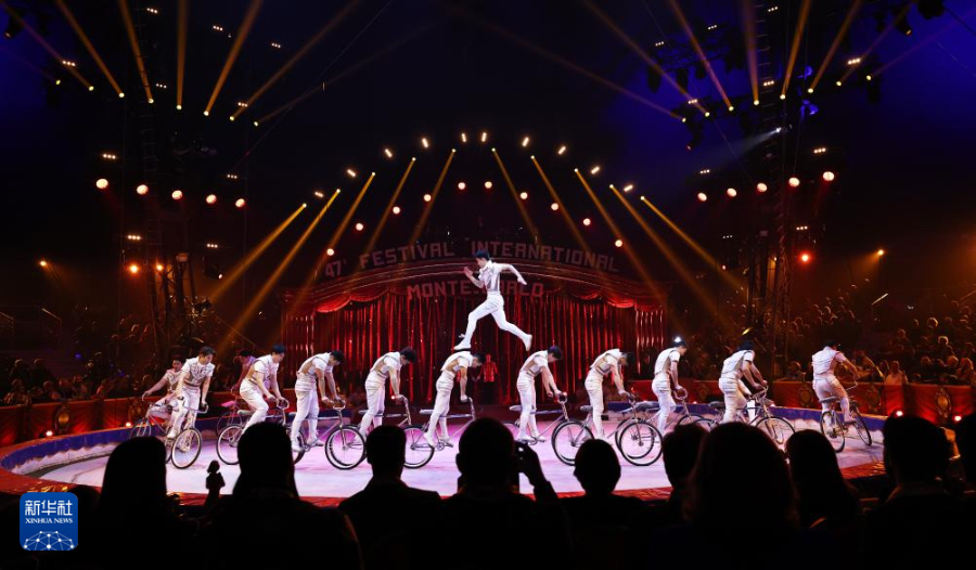1月17日，在摩納哥舉行的第47屆蒙特卡洛國際馬戲節(jié)上，中國雜技團(tuán)的演員表演《車技》。新華社記者 高靜 攝