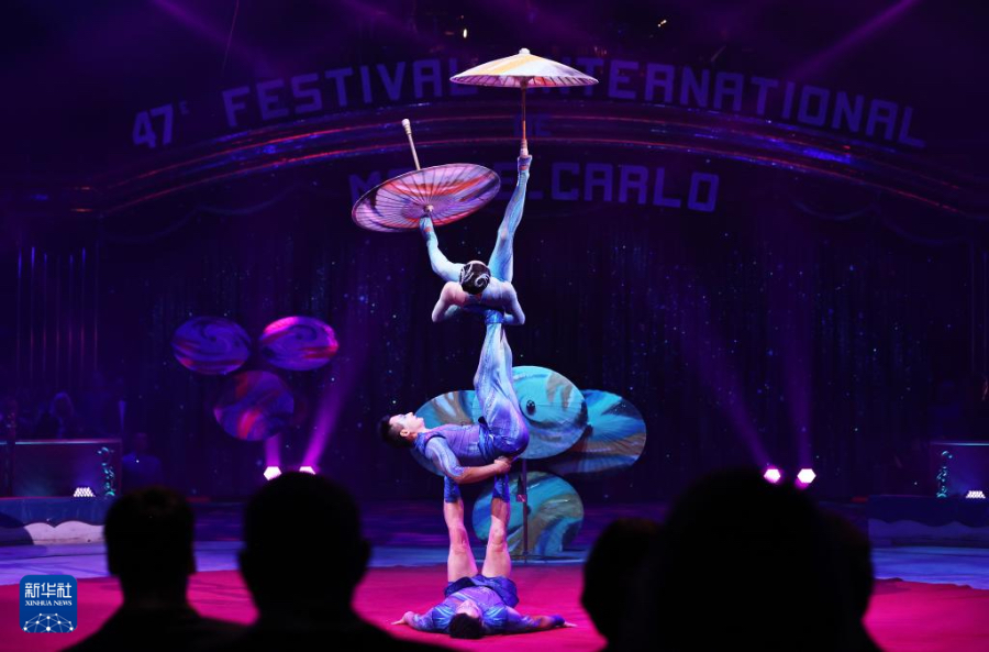 1月17日，在摩納哥舉行的第47屆蒙特卡洛國際馬戲節(jié)上，浙江雜技團的演員表演《蹬傘》。新華社記者 高靜 攝