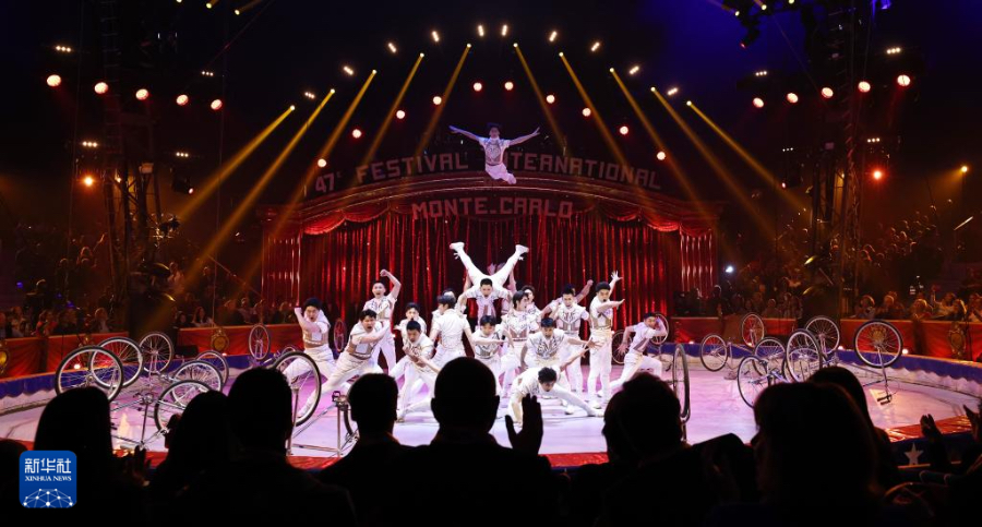 1月17日，在摩納哥舉行的第47屆蒙特卡洛國(guó)際馬戲節(jié)上，中國(guó)雜技團(tuán)的演員表演《車技》。新華社記者 高靜 攝