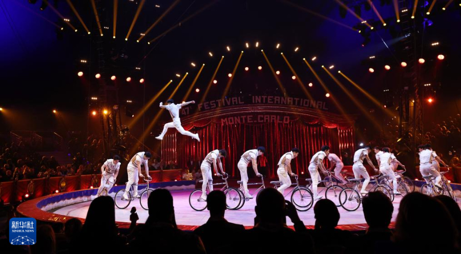 1月17日，在摩納哥舉行的第47屆蒙特卡洛國際馬戲節(jié)上，中國雜技團的演員表演《車技》。新華社記者 高靜 攝