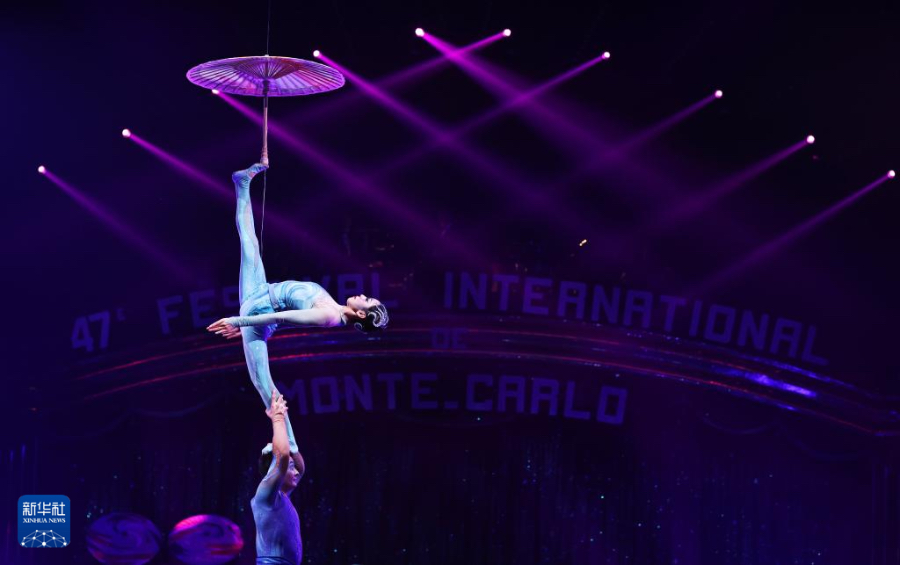 1月17日，在摩納哥舉行的第47屆蒙特卡洛國際馬戲節(jié)上，浙江雜技團的演員表演《蹬傘》。新華社記者 高靜 攝