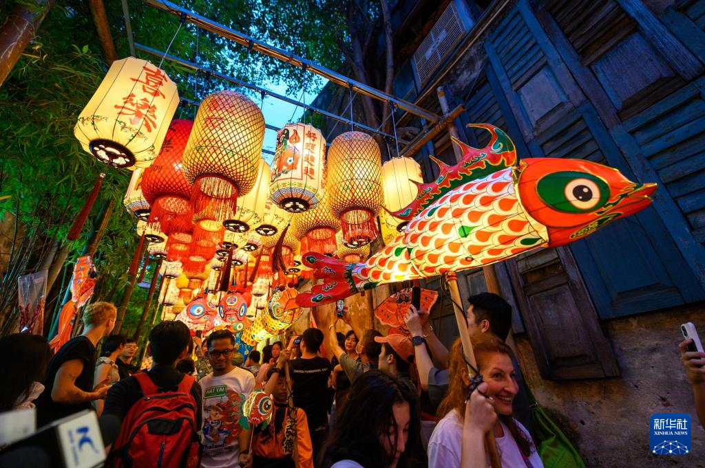 1月18日，人們在馬來西亞吉隆坡參加迎新春魚燈巡游活動。新華社發(fā) （張紋綜攝）