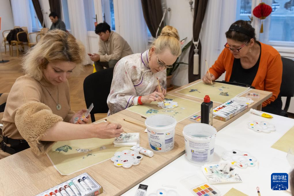 1月17日，在匈牙利布達(dá)佩斯，人們?cè)凇爸讣馍系姆沁z——中國(guó)文化體驗(yàn)日”為主題的2025“歡樂(lè)春節(jié)”活動(dòng)上體驗(yàn)中國(guó)繪畫(huà)。新華社發(fā)（弗爾季·奧蒂洛攝）